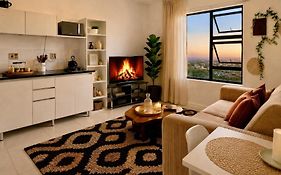Fully Equipped-Winter Cozy- Luxury Skyline Escape!
